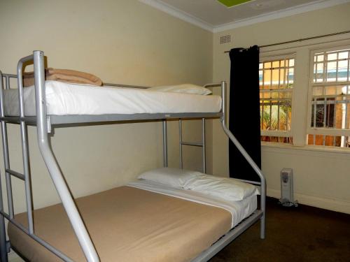 Krevet ili kreveti na sprat u jedinici u okviru objekta Noahs Bondi Beach