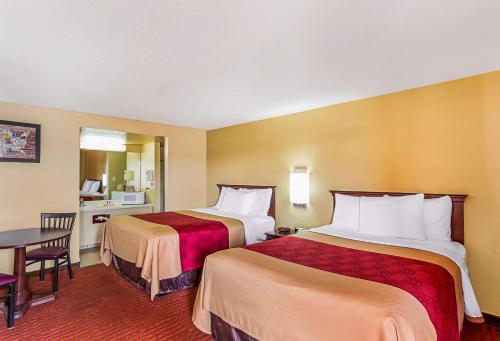 Säng eller sängar i ett rum på Econo Lodge McAlester
