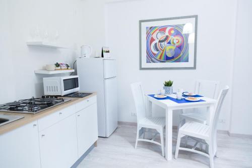 Virtuvė arba virtuvėlė apgyvendinimo įstaigoje MiKlod Apartments