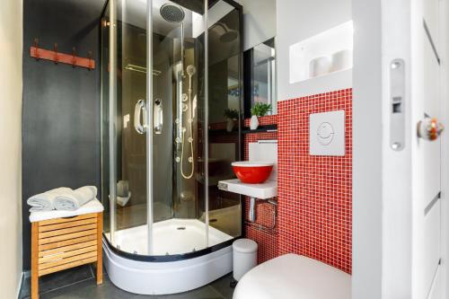 y baño con ducha, aseo y lavamanos. en Villa Aia Studio, en Pärnu