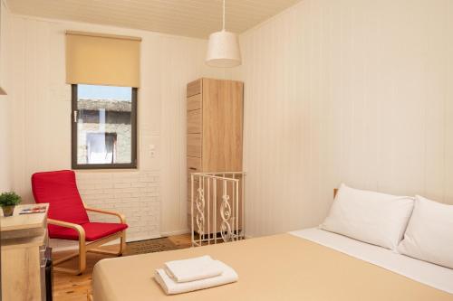 A bed or beds in a room at Evans House II One Bedroom Maisonette