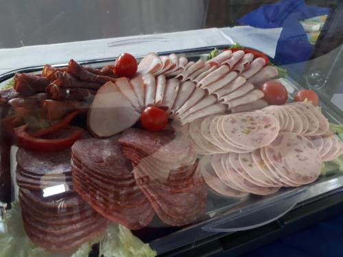 Makanan di atau berdekatan rumah tamu ini