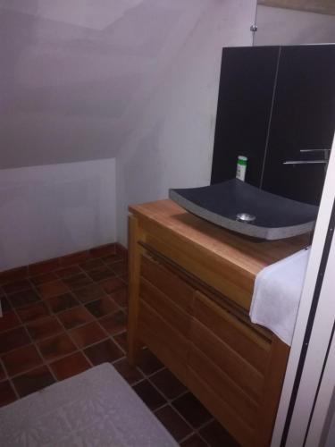 Μια τηλεόραση ή/και κέντρο ψυχαγωγίας στο Chambre d'hôte Monthodon