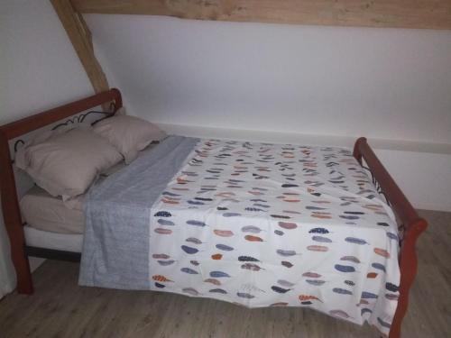 Tempat tidur dalam kamar di Chambre d'hôte Monthodon