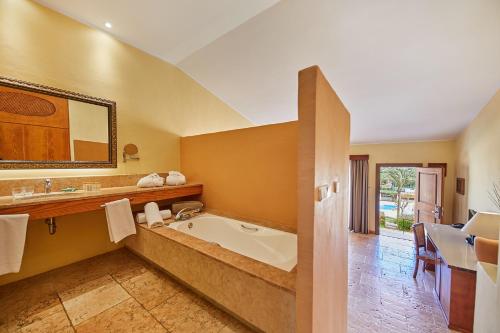 Phòng tắm tại Pula Suites Boutique Resort