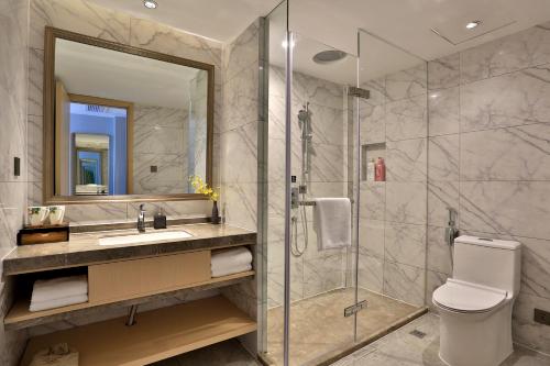 Kylpyhuone majoituspaikassa Byland Star Hotel