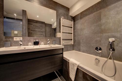 a bathroom with a tub and a sink and a bath tub at Hotel 't Peperhuys in Kaatsheuvel