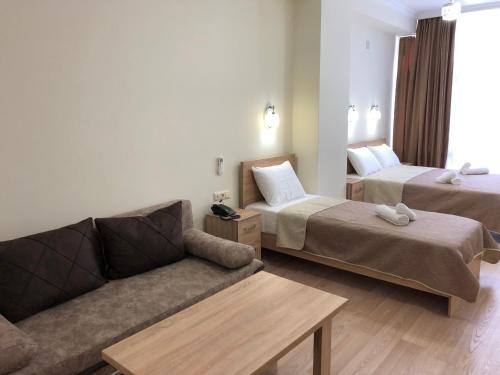Un pat sau paturi într-o cameră la Hotel Belugo