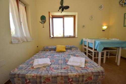 una camera con un letto e un tavolo di Casa Nadia a San Teodoro