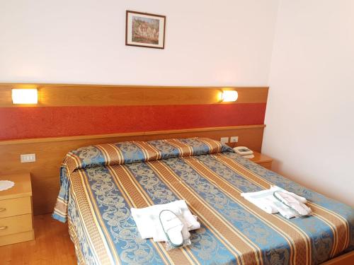 Hotel Miramonti tesisinde bir odada yatak veya yataklar
