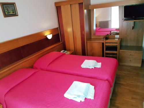 A bed or beds in a room at Hotel Miramonti