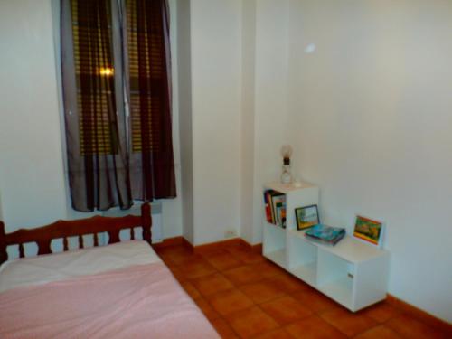 um quarto com uma cama e uma mesa com livros em Appartement COSY em Nice