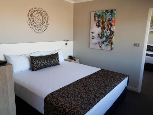 Postel nebo postele na pokoji v ubytování Burnie Central Townhouse Hotel