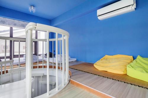 a room with two bunk beds and a blue wall at Seaway in Magong