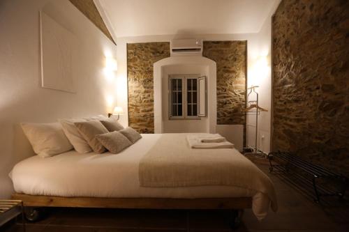 a bedroom with a large bed in a room at Azeite de Marvão, Olivoturismo casa Mestre do Lagar in Marvão