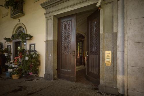 an entrance to a building with a large wooden door at Look To in Turin