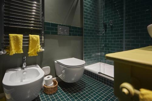 a bathroom with a sink and a toilet and a tub at Look To in Turin