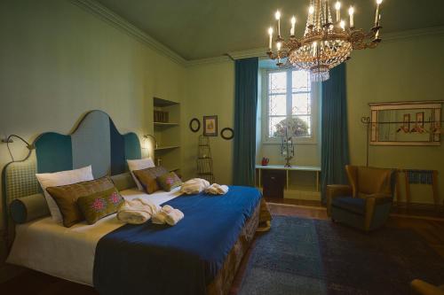 sypialnia z łóżkiem i żyrandolem w obiekcie Look To w Turynie
