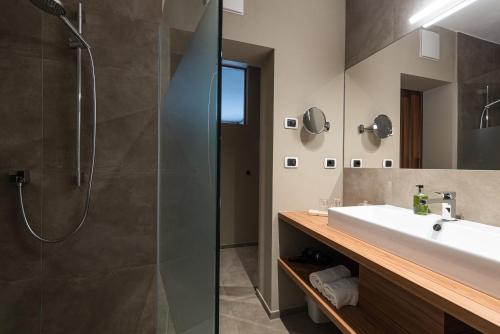 a bathroom with a sink and a shower at Residenz Feldmühle unterhalb der Burg Taufers in Campo Tures