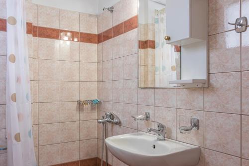 y baño con lavabo y espejo. en Xenion Ioannina, en Ioannina