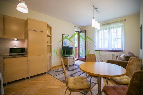 Kuchyňa alebo kuchynka v ubytovaní Parkowa Polana - PolanicaApartamenty