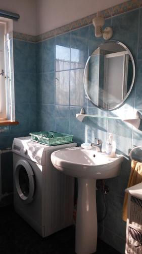 een badkamer met een wastafel en een wasmachine bij Romeo i Julia in Łagów