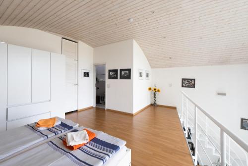 Zimmer mit 2 Betten und Holzdecke in der Unterkunft Ferienwohnung Seerhein in Konstanz