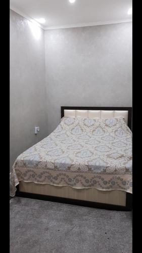 Een bed of bedden in een kamer bij Apartment on Amir Temura 5
