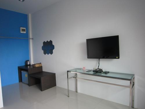 TV a/nebo společenská místnost v ubytování The Fong Krabi resort