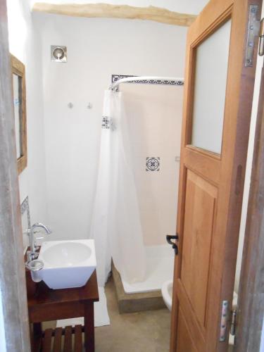 a bathroom with a shower curtain and a sink at Hosteria Villa Cardon in Cachí