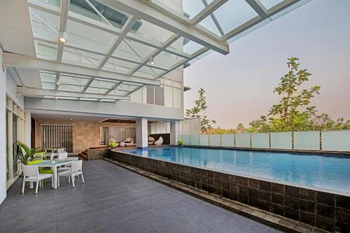 Bazén v ubytování Whiz Prime Hotel Pajajaran Bogor nebo v jeho okolí
