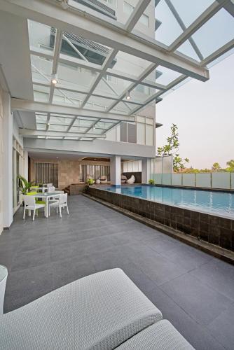 Bazén v ubytování Whiz Prime Hotel Pajajaran Bogor nebo v jeho okolí