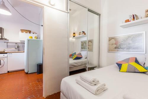 Cette chambre blanche dispose d'un lit et d'une cuisine. dans l'établissement Le Moulin, à Marseille