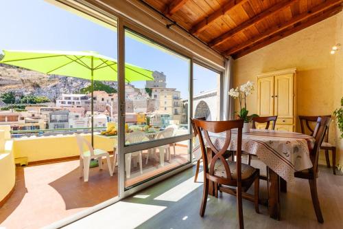 une salle à manger avec une table et une grande fenêtre dans l'établissement Au Vallon -Terrasse de Rêve au Vallon des Auffes, à Marseille