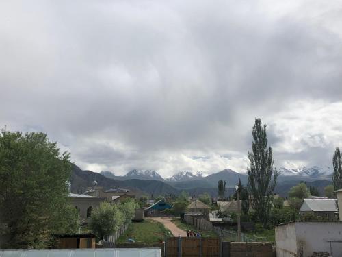 a view of a town with mountains in the background at Guest House Altyn Oimok in Bokonbayevo