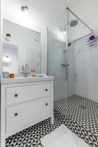 une salle de bain avec un lavabo et une douche dans l'établissement Le Moulin, à Marseille