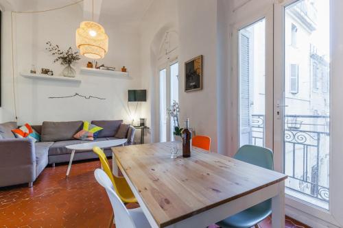 - un salon avec une table et des chaises en bois dans l'établissement Le Moulin, à Marseille