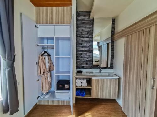 a bathroom with a sink and a mirror at De VeraNiO Resort in Ban Mai Rut