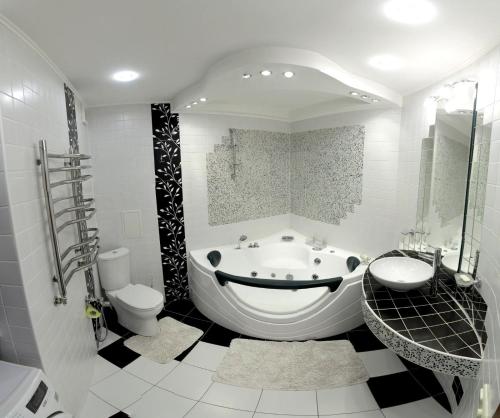 een badkamer met een bad, een toilet en een wastafel bij Проспект Центральный 261 in Nikolayev