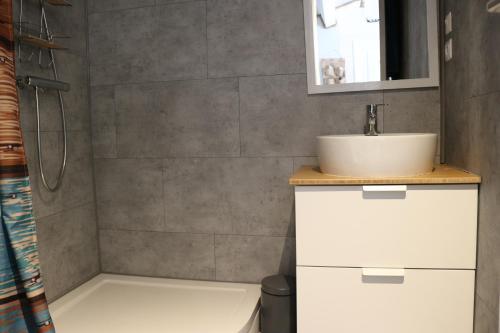 une salle de bain avec un lavabo et une douche dans l'établissement Le Jas d Arcas, à Le Martinet