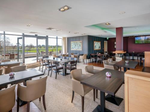 Restaurace v ubytování Moyvalley Hotel & Golf Resort