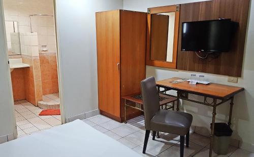 Postel nebo postele na pokoji v ubytování Golden Valley Hotel