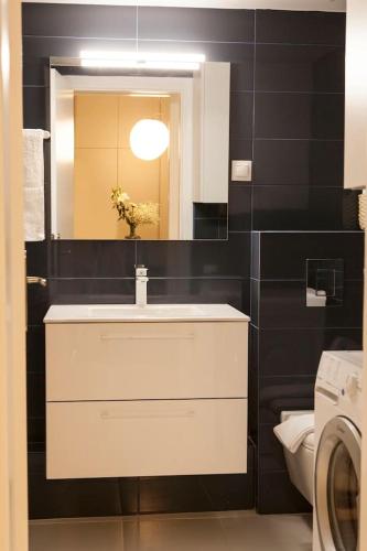 Chic & Comfortable Central Apart, close to National Archeological Museum!