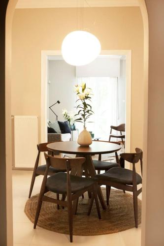 Chic & Comfortable Central Apart, close to National Archeological Museum!