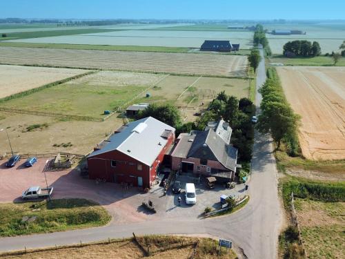 een luchtbeeld van een schuur in een veld bij Hotel Dijkzicht in Oudeschip