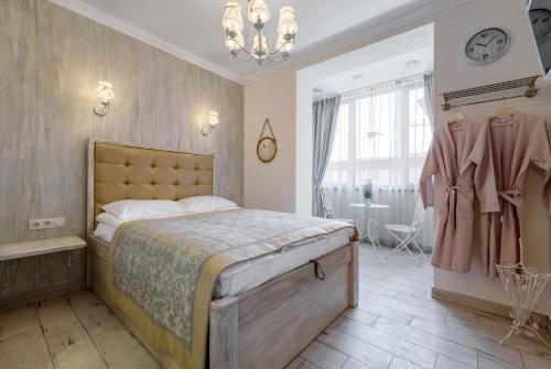 um quarto com uma cama grande e um lustre em Bon Son Hotel and Hostel Центр em Voronezh