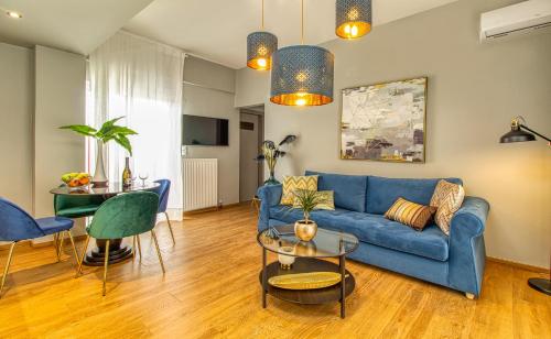 sala de estar con sofá azul y mesa en Luxury penthouse apartment near the city center, en Heraclión