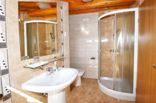 Un baño de Apartments and Rooms Branka