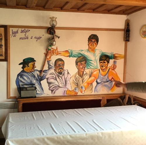 sypialnia z obrazem na ścianie w obiekcie Pri konjskem pajdašu w mieście Lendava