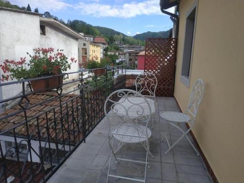 a patio area with chairs, tables, and a bench at Albergo Antica Lanterna in Castelnuovo di Garfagnana